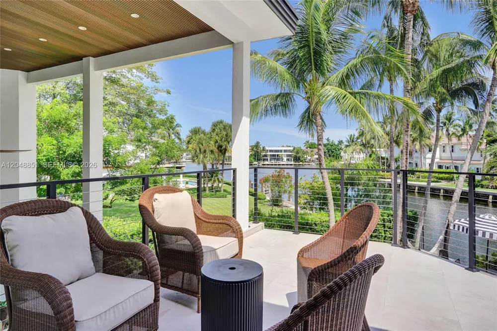 113 Holiday Dr Hallandale Beach, FL 33009
