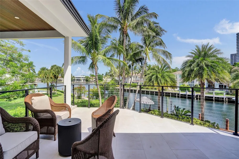 113 Holiday Dr Hallandale Beach, FL 33009