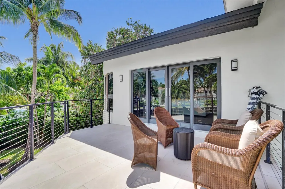 113 Holiday Dr Hallandale Beach, FL 33009