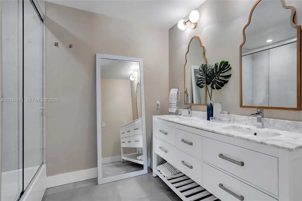 113 Holiday Dr Hallandale Beach, FL 33009