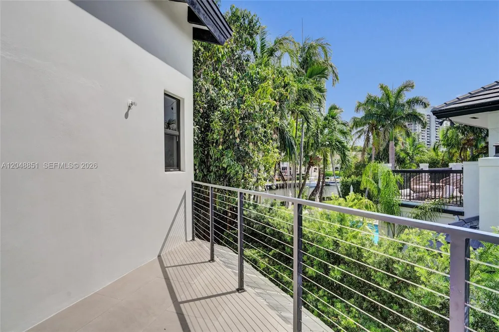 113 Holiday Dr Hallandale Beach, FL 33009