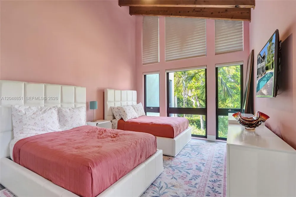 113 Holiday Dr Hallandale Beach, FL 33009