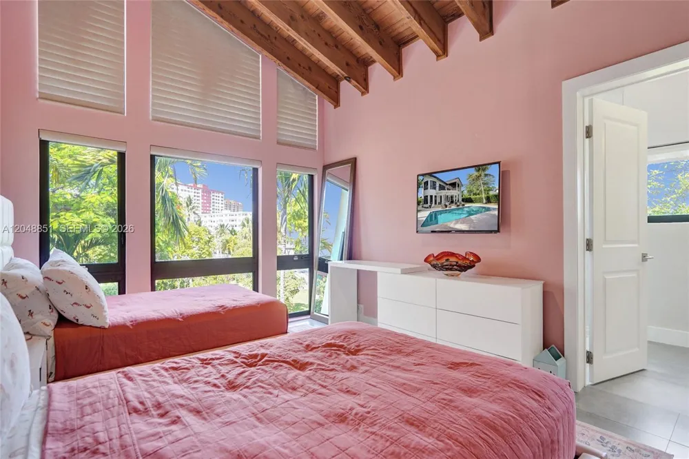 113 Holiday Dr Hallandale Beach, FL 33009