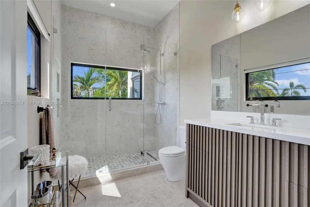 113 Holiday Dr Hallandale Beach, FL 33009