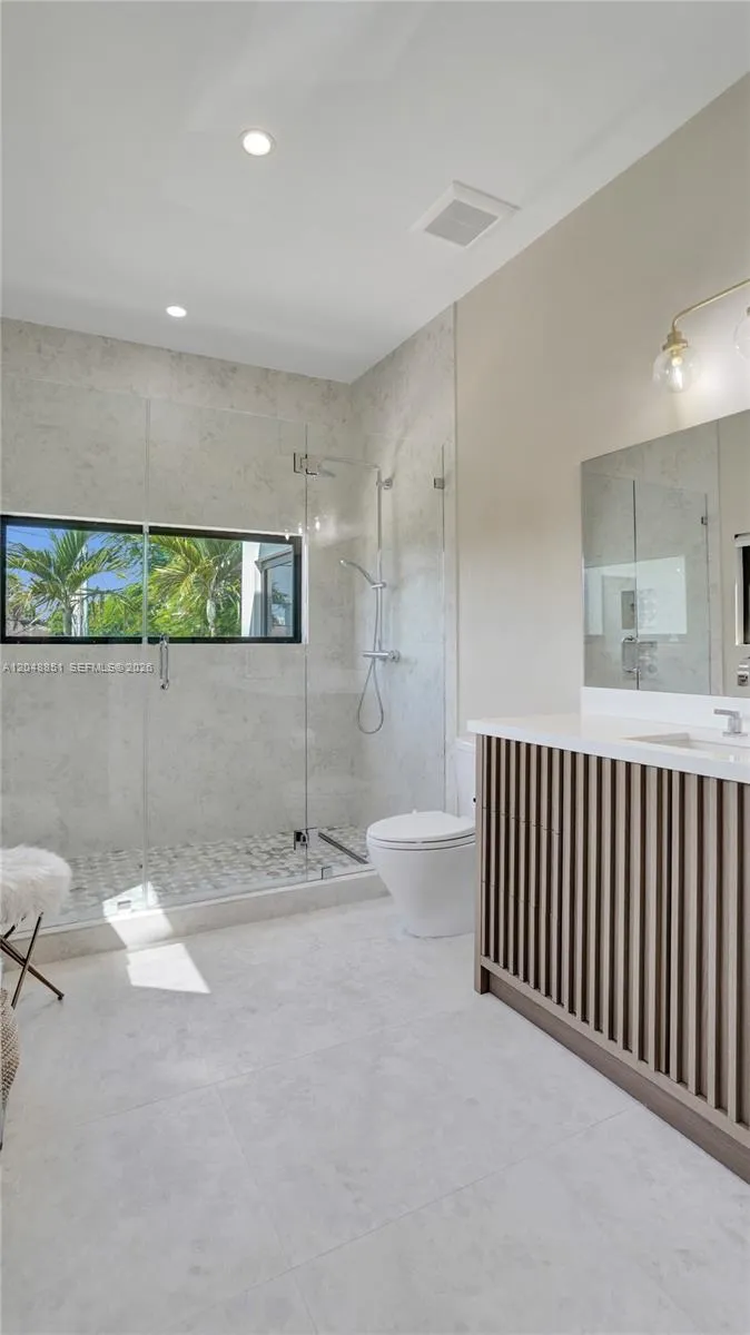 113 Holiday Dr Hallandale Beach, FL 33009