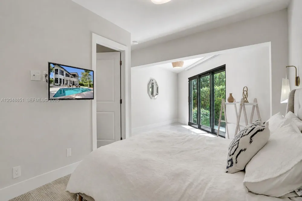 113 Holiday Dr Hallandale Beach, FL 33009