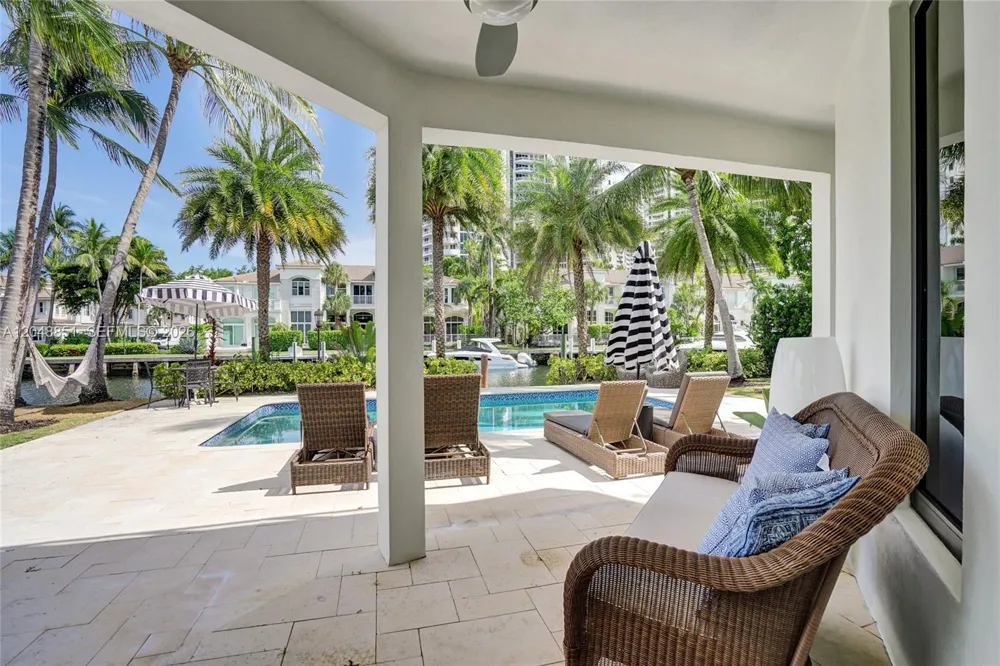 113 Holiday Dr Hallandale Beach, FL 33009
