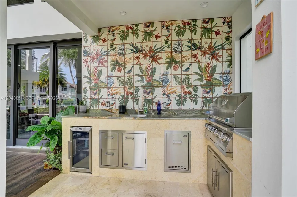 113 Holiday Dr Hallandale Beach, FL 33009