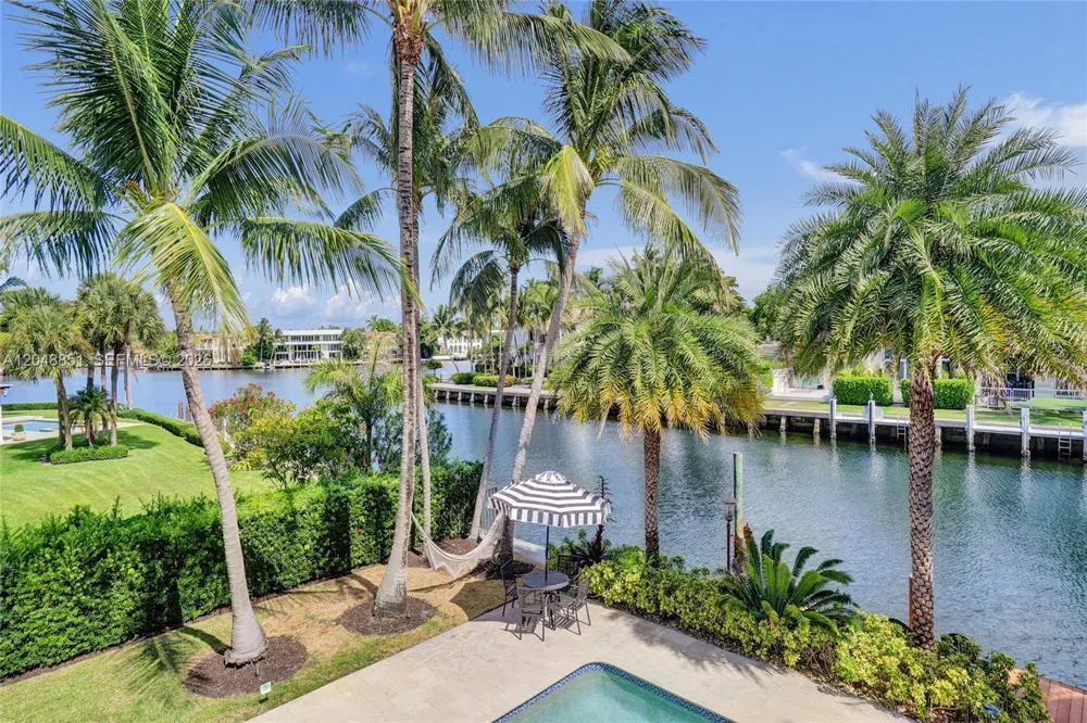 113 Holiday Dr Hallandale Beach, FL 33009