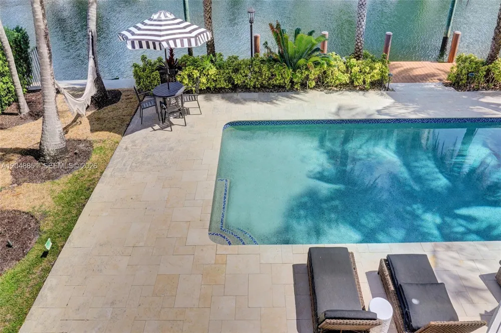 113 Holiday Dr Hallandale Beach, FL 33009