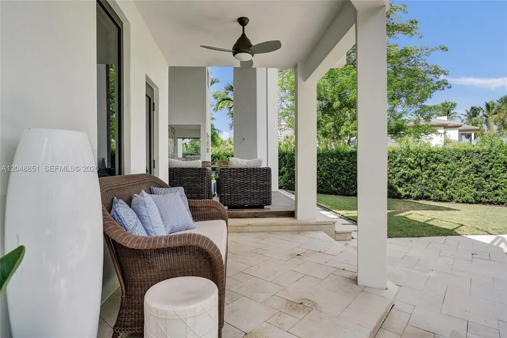 113 Holiday Dr Hallandale Beach, FL 33009