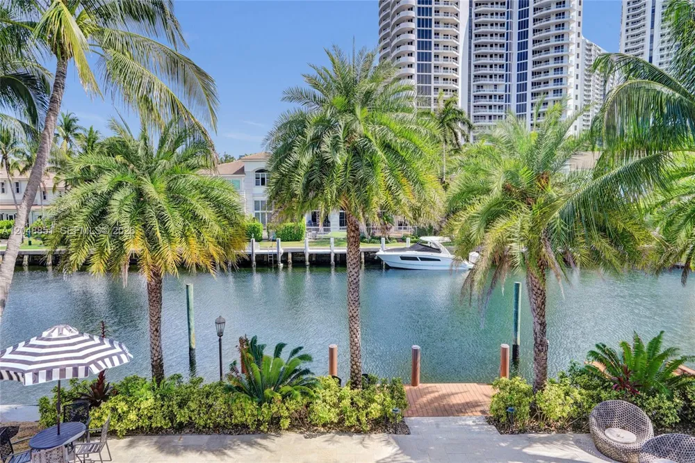 113 Holiday Dr Hallandale Beach, FL 33009