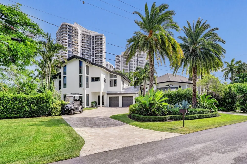 113 Holiday Dr Hallandale Beach, FL 33009