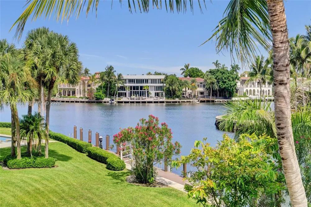 113 Holiday Dr Hallandale Beach, FL 33009