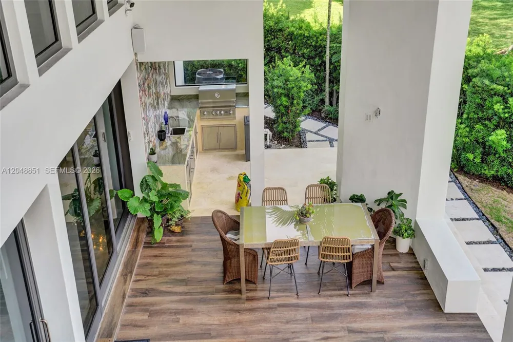 113 Holiday Dr Hallandale Beach, FL 33009