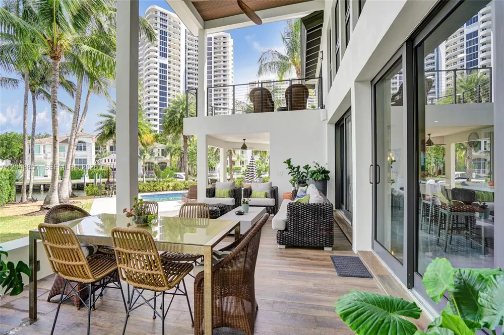 113 Holiday Dr Hallandale Beach, FL 33009