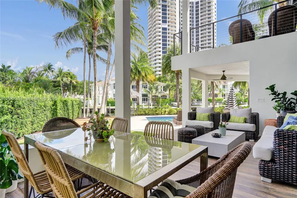 113 Holiday Dr Hallandale Beach, FL 33009