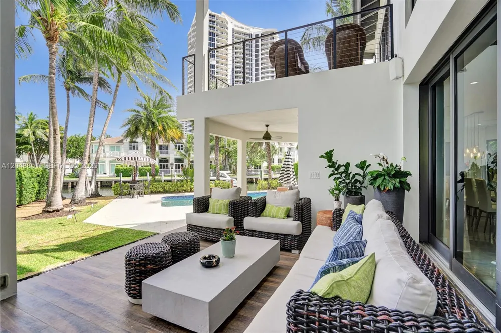 113 Holiday Dr Hallandale Beach, FL 33009