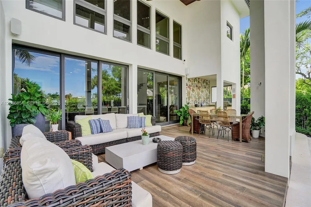 113 Holiday Dr Hallandale Beach, FL 33009