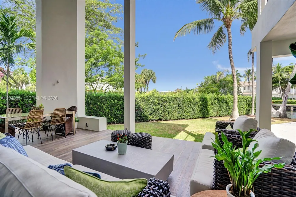 113 Holiday Dr Hallandale Beach, FL 33009