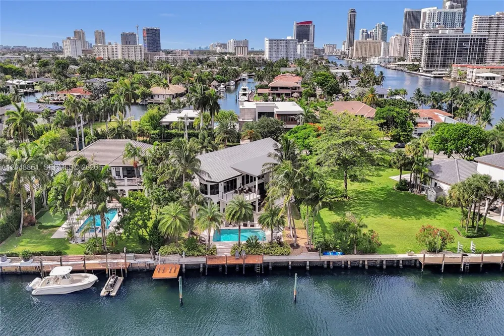 113 Holiday Dr Hallandale Beach, FL 33009