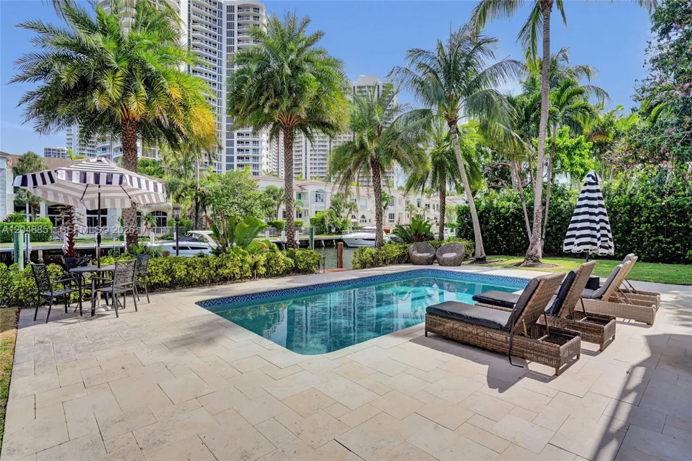 113 Holiday Dr Hallandale Beach, FL 33009