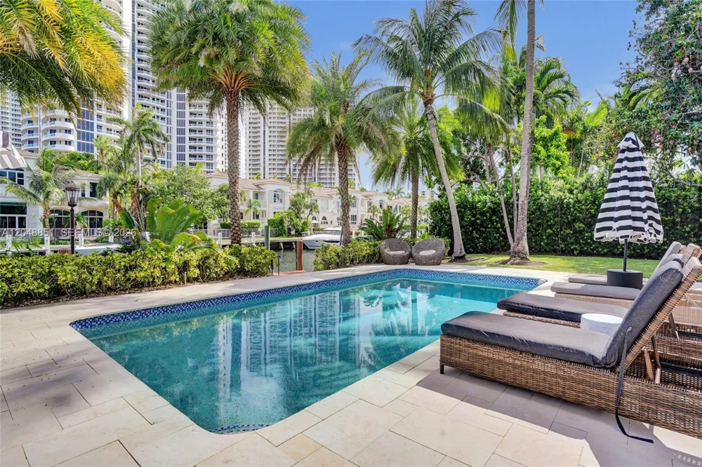 113 Holiday Dr Hallandale Beach, FL 33009