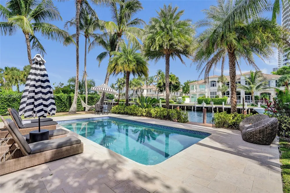 113 Holiday Dr Hallandale Beach, FL 33009