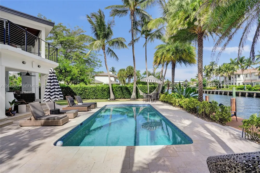 113 Holiday Dr Hallandale Beach, FL 33009