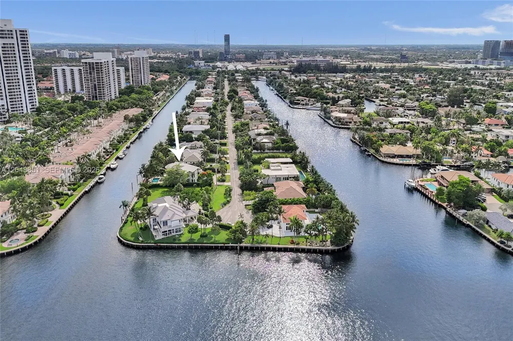 113 Holiday Dr Hallandale Beach, FL 33009