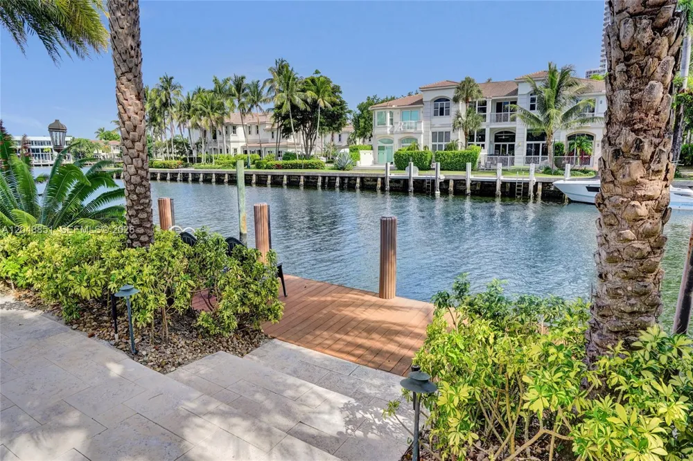 113 Holiday Dr Hallandale Beach, FL 33009