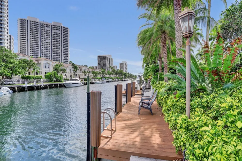 113 Holiday Dr Hallandale Beach, FL 33009