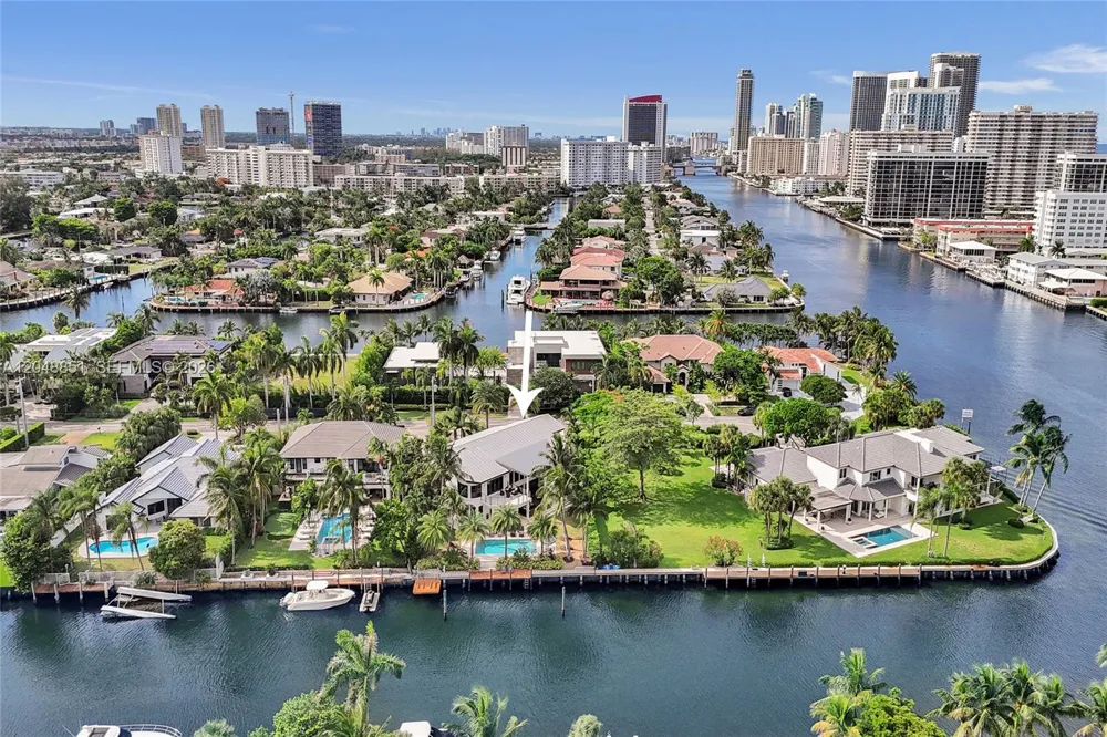 113 Holiday Dr Hallandale Beach, FL 33009