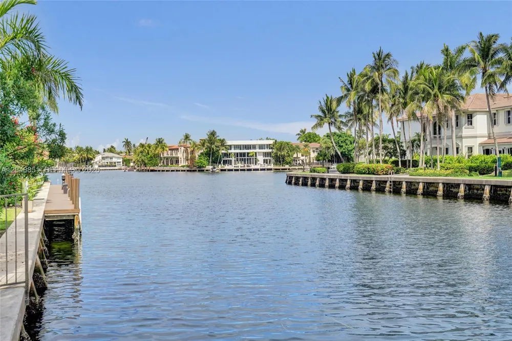 113 Holiday Dr Hallandale Beach, FL 33009