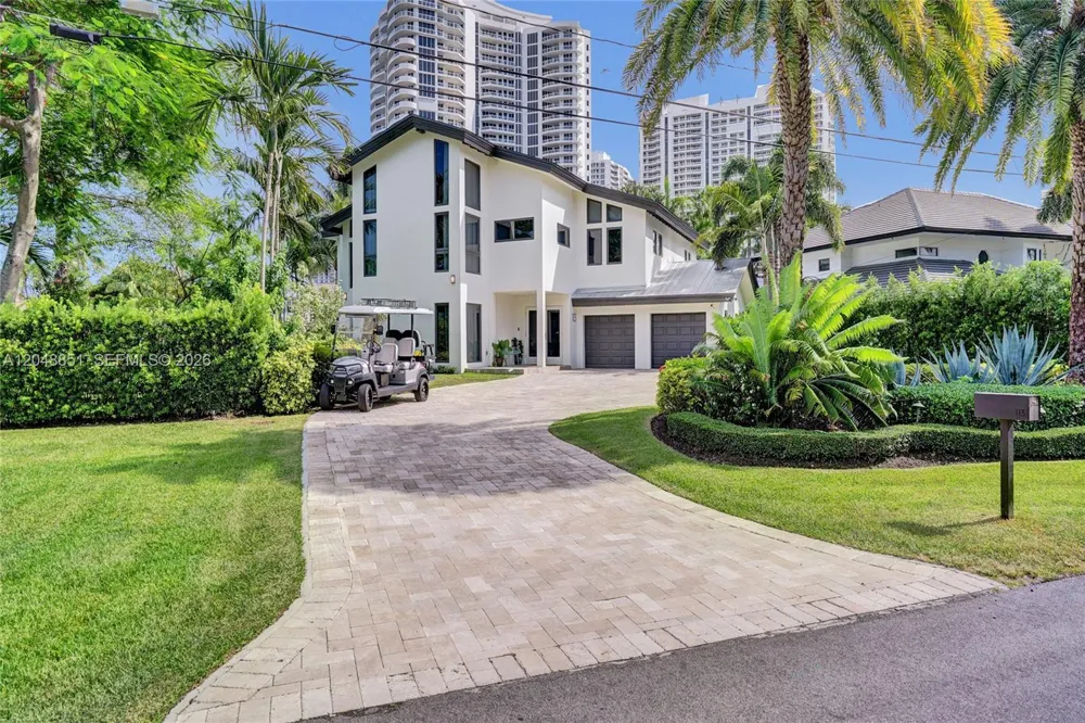113 Holiday Dr Hallandale Beach, FL 33009