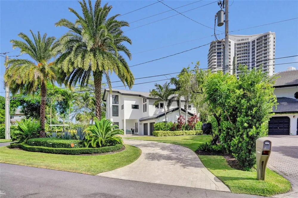 113 Holiday Dr Hallandale Beach, FL 33009