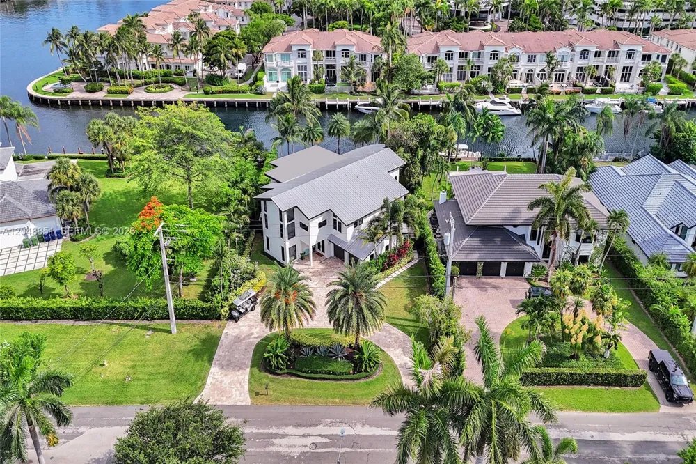 113 Holiday Dr Hallandale Beach, FL 33009