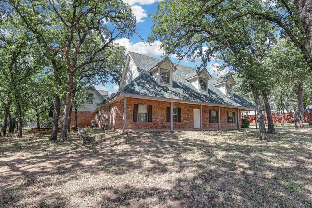104 W Ash Lane Euless, TX 76039