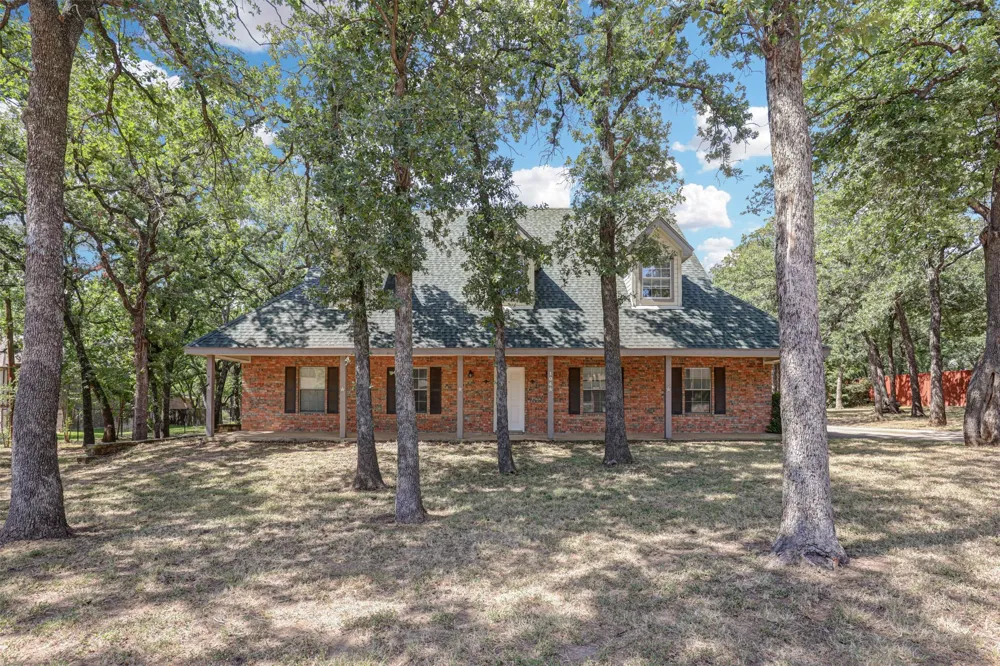 104 W Ash Lane Euless, TX 76039