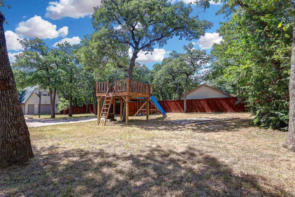 104 W Ash Lane Euless, TX 76039