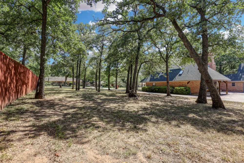 104 W Ash Lane Euless, TX 76039