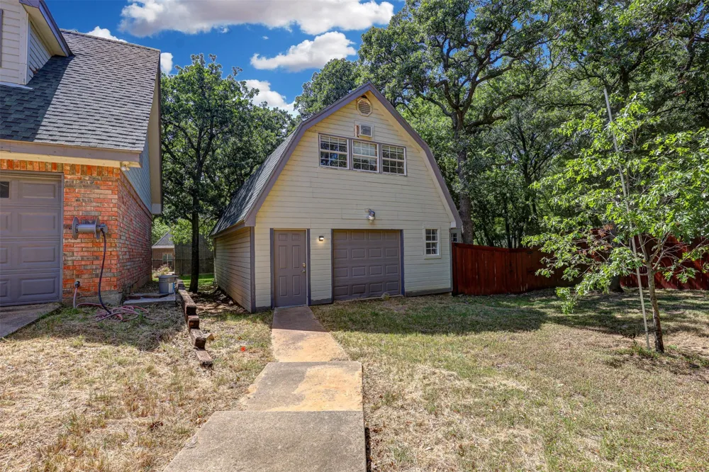 104 W Ash Lane Euless, TX 76039