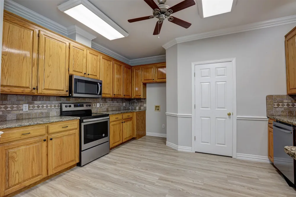 104 W Ash Lane Euless, TX 76039