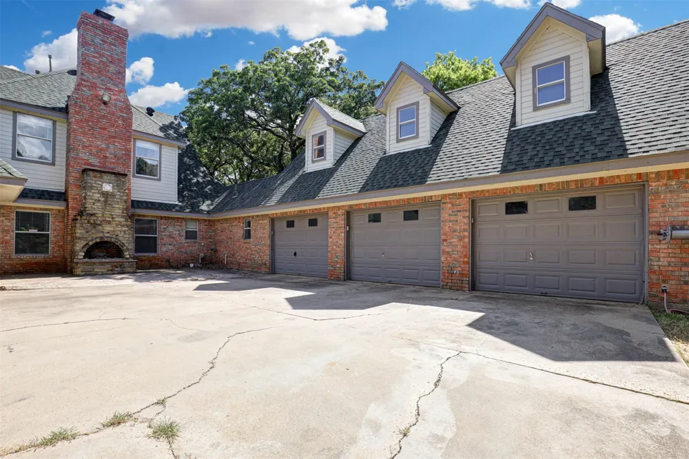 104 W Ash Lane Euless, TX 76039