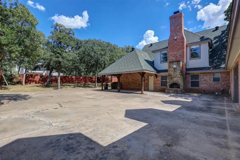 104 W Ash Lane Euless, TX 76039