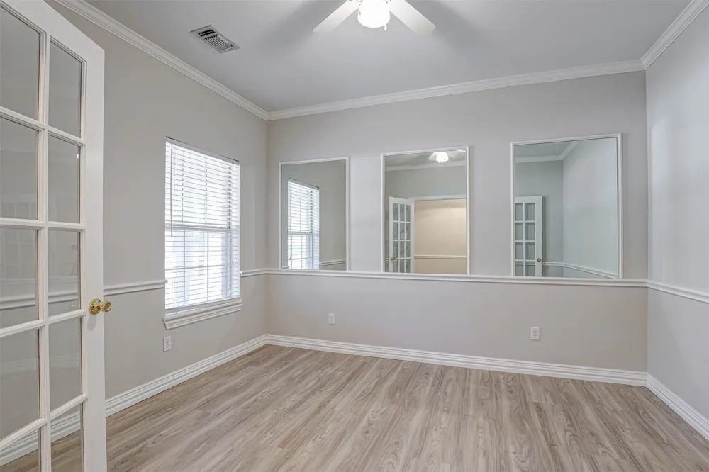 104 W Ash Lane Euless, TX 76039