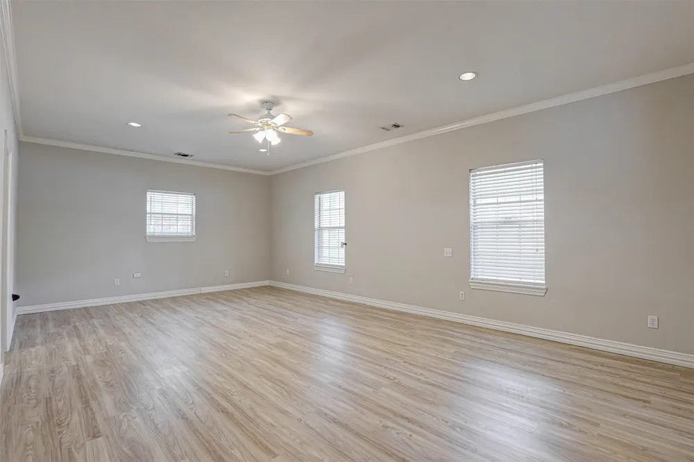 104 W Ash Lane Euless, TX 76039