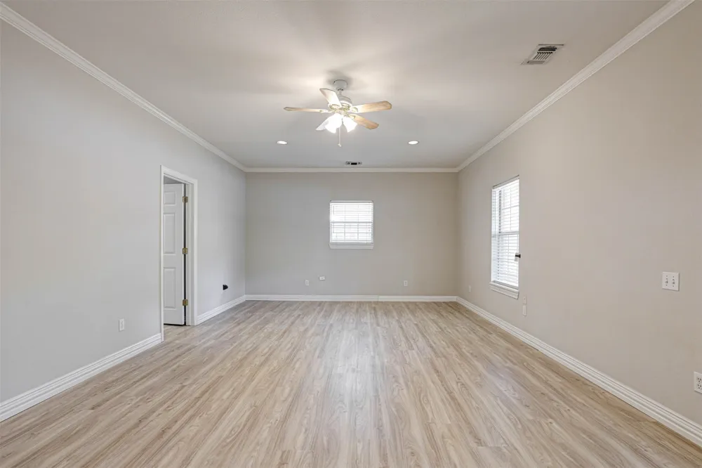 104 W Ash Lane Euless, TX 76039