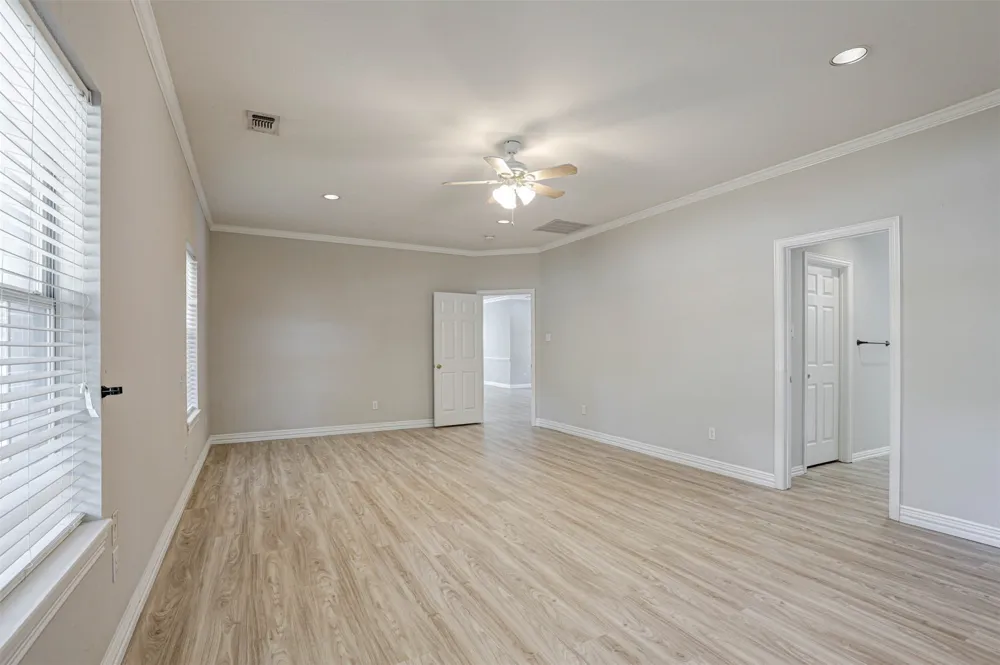 104 W Ash Lane Euless, TX 76039