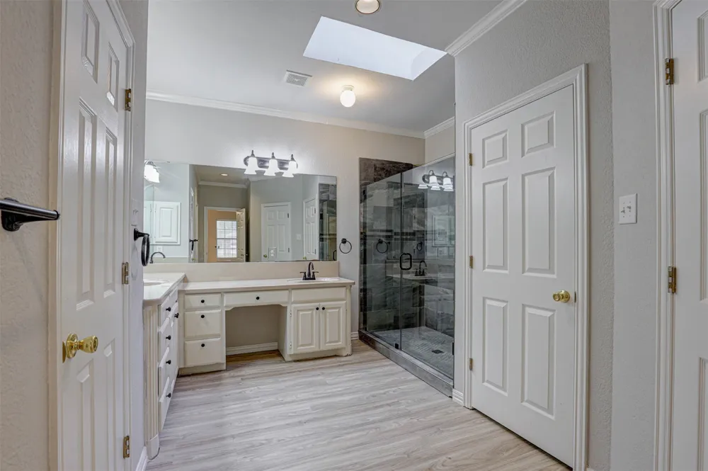 104 W Ash Lane Euless, TX 76039